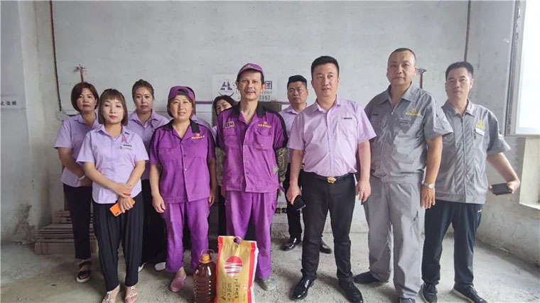 操小屄网炎炎夏日，楚航装饰心系一线送清凉、走访慰问工地篇